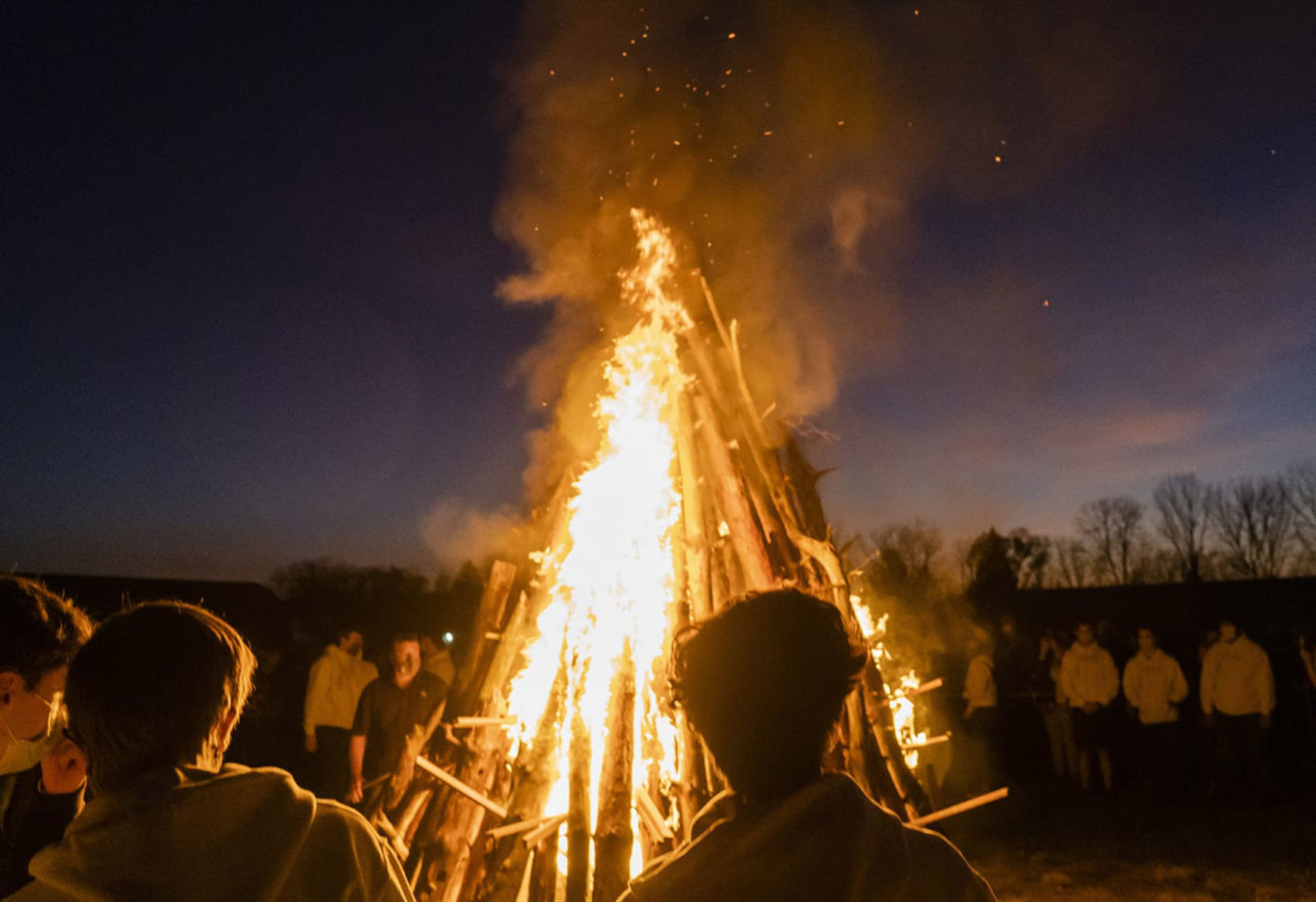 Annual Senior Bonfire lights up La Lu campus
